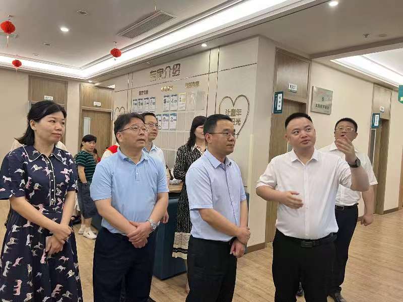 图为兰昊在调研中